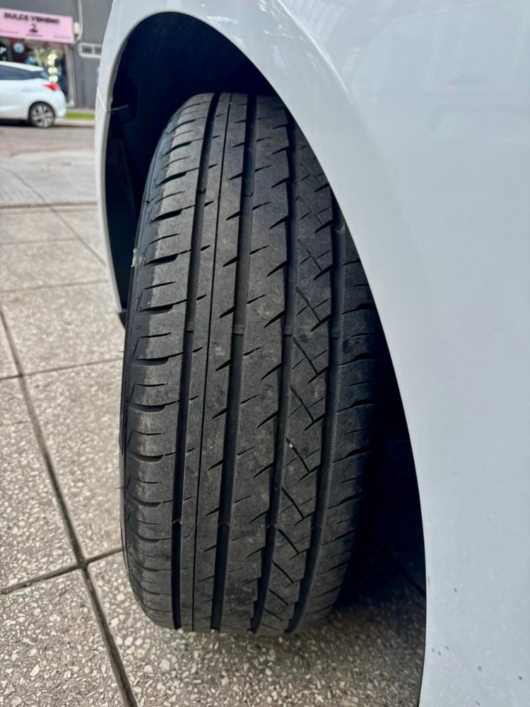 Ford Focus 1.6 S SEDAN — foto 8